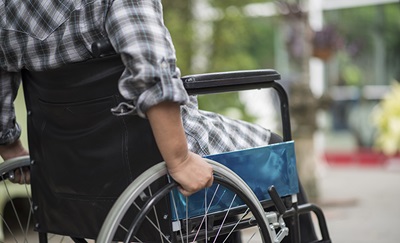 En mand i kørestol på grund af sklerose.