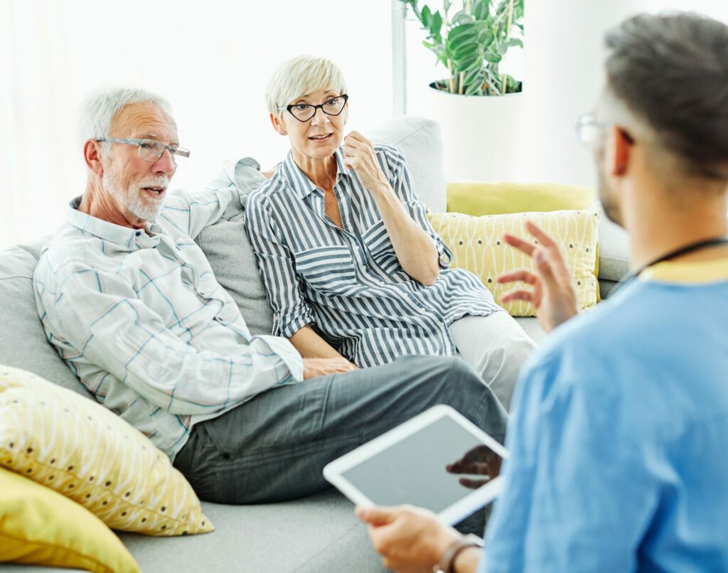 Ældre ægtepar får forklaret af hospitalsansat om de er dækket af behandlingsgarantien